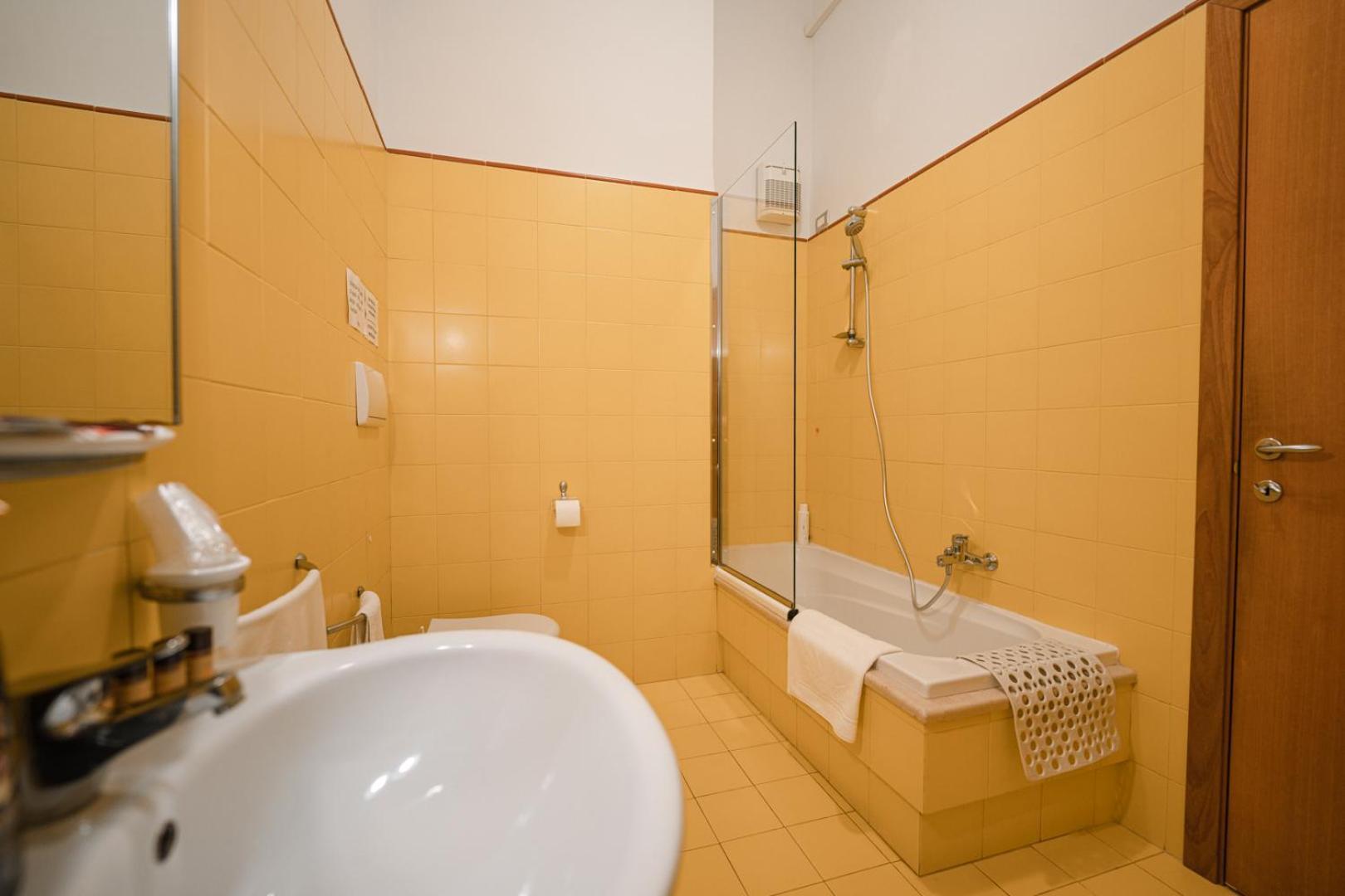 La Piccola Torre Hotel Bisceglie Bagian luar foto
